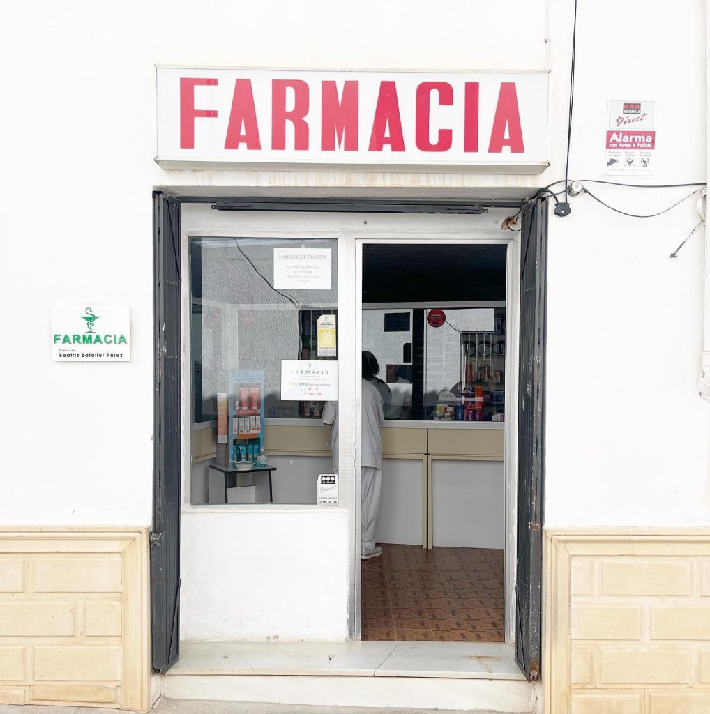 Entrada de la farmacia con el letrero "Farmacia".